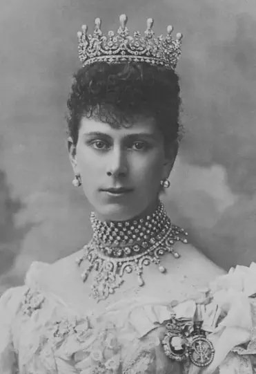 The Jewels of the Princess of Wales - Queen Mary's Lover's Knot Tiara ...